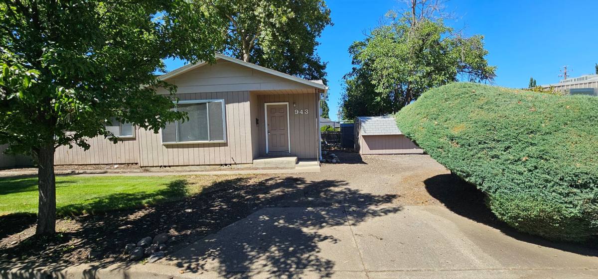 Apartment for rent at 941 943 S Holly St, Medford, OR 97501