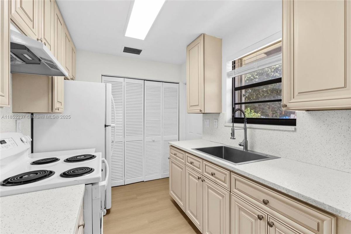 Apartment for rent at 5629 Taft St, Hollywood, FL 33021