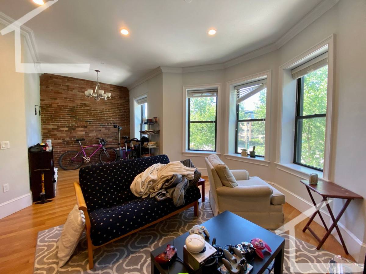 Apartment for rent at 1089 Beacon #3R, Brookline, MA 02446