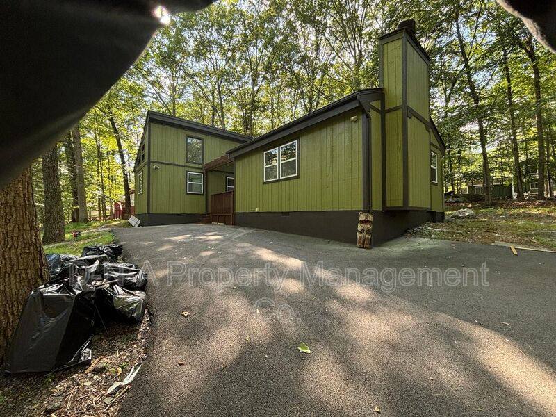 House for rent at 435 Somerset Dr, East Stroudsburg, PA 18301