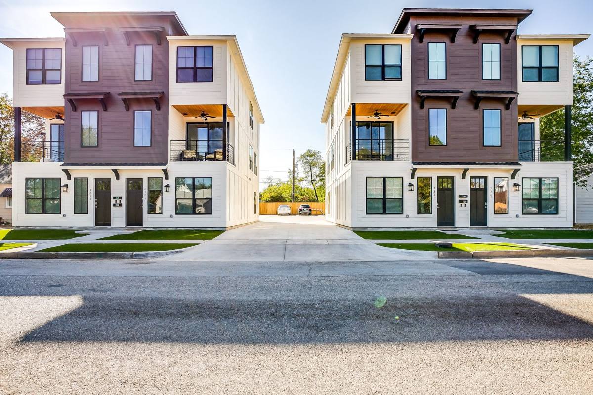 Apartment for rent at 2321 Benbrook Blvd, Fort Worth, TX 76110