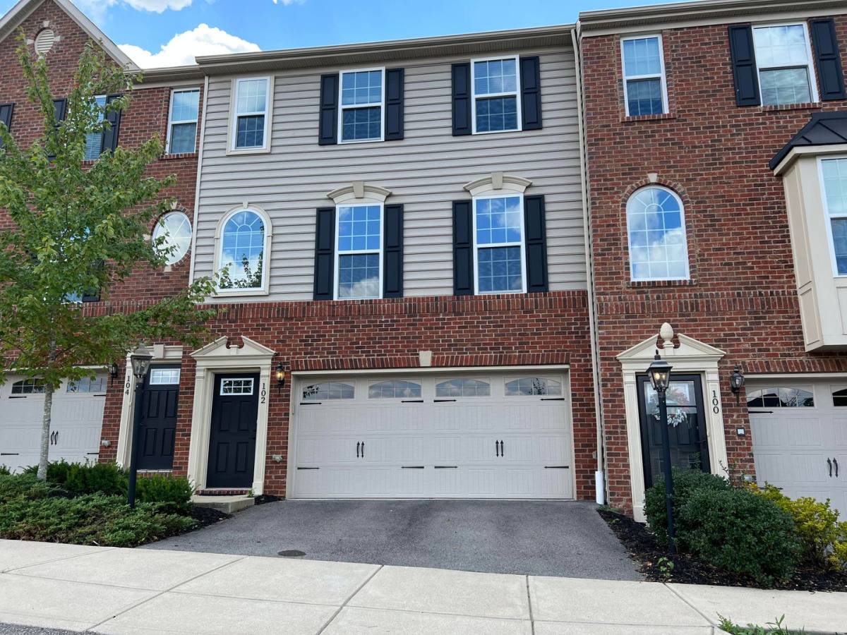 Townhouse for rent at 102 Noble Woods Dr, Coraopolis, PA 15108