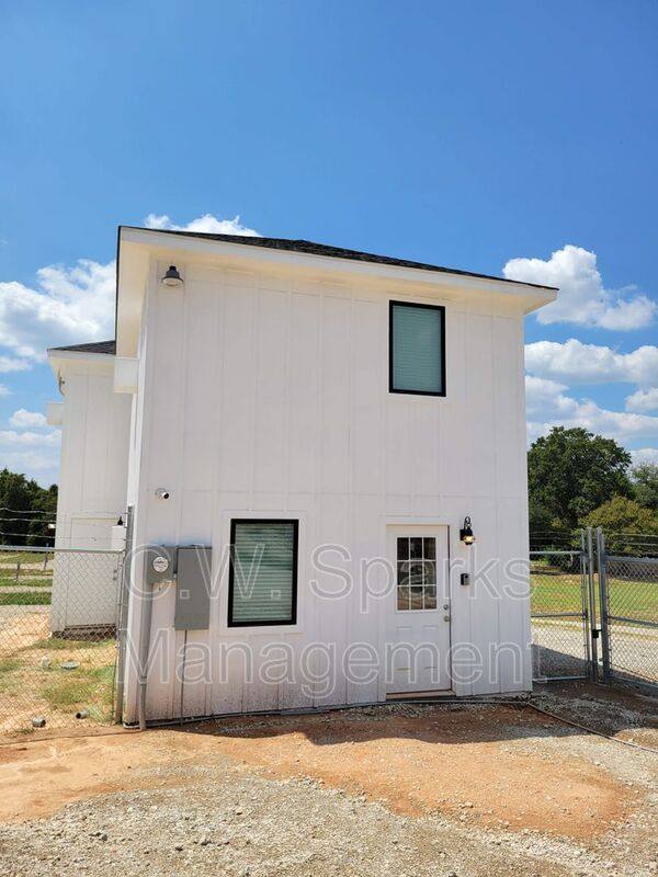 Apartment for rent at 1317 E Main St #ABOVE Office Manager, Mabank, TX 75156