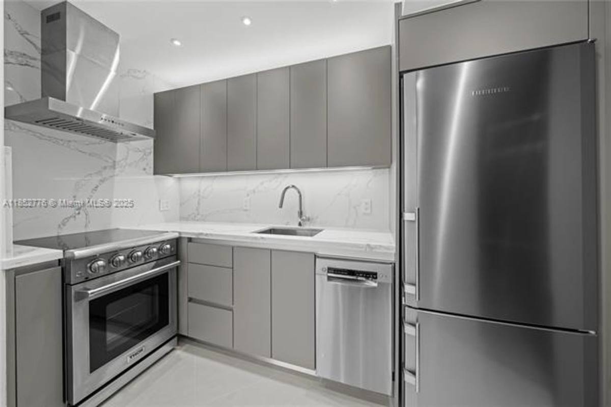 Apartment for rent at 999 Brickell Bay Dr, Miami, FL 33131