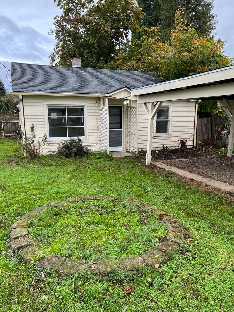 House for rent at 434 W Shenandoah St, Roseburg, OR 97471