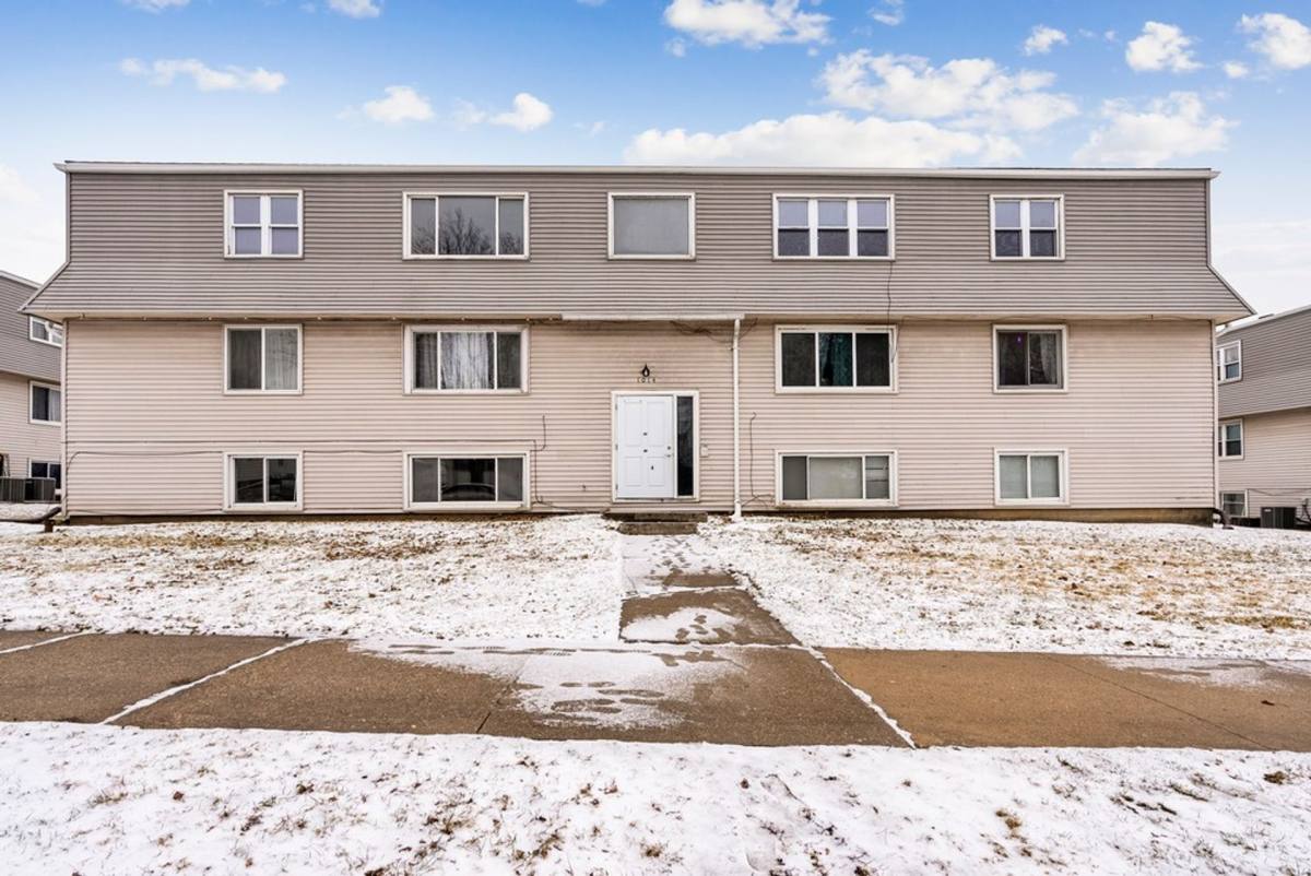 Apartment for rent at 1024 Leavitt St, Waterloo, IA 50702