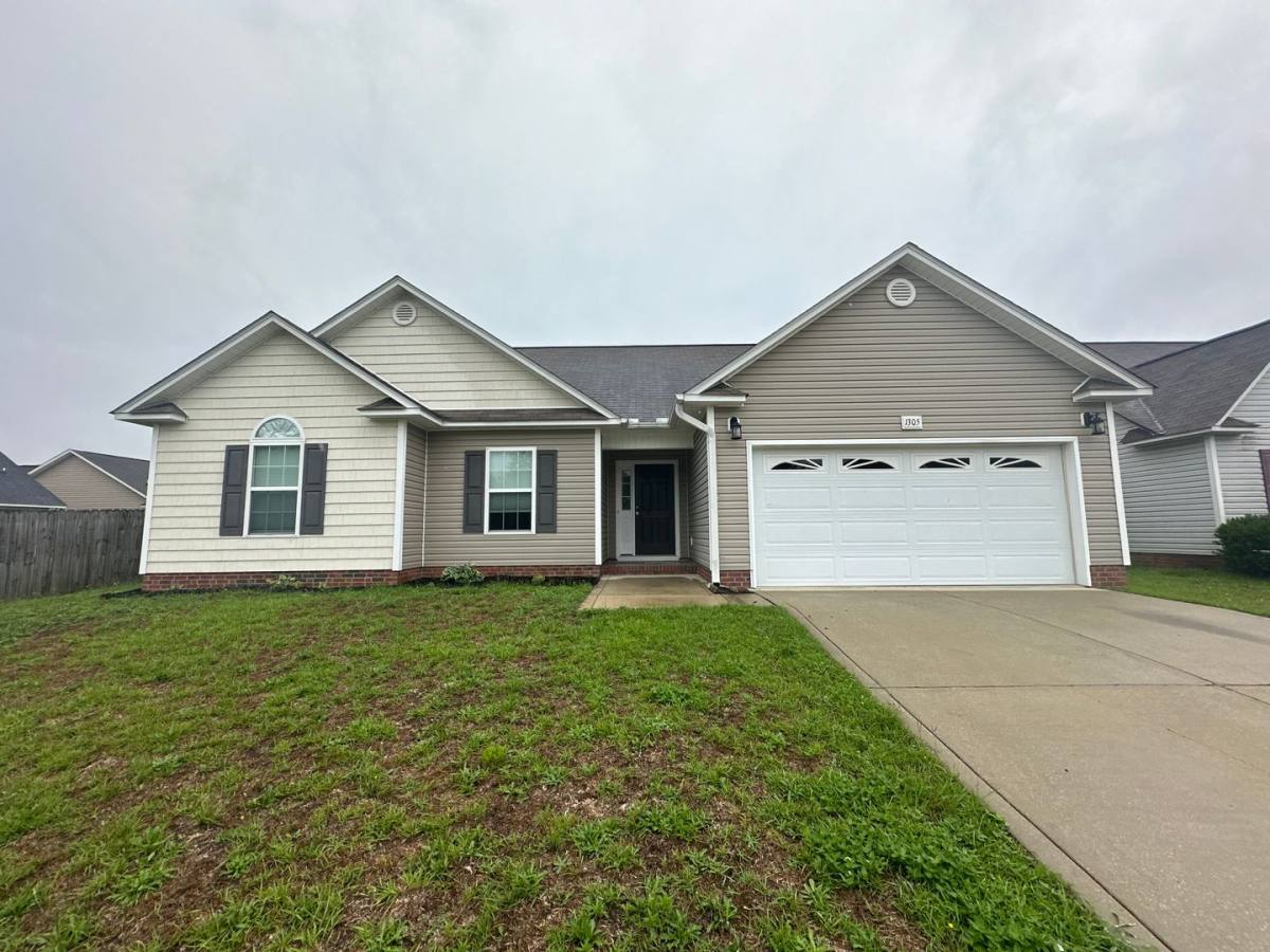 1305 Snowy Egret Dr, Fayetteville, NC 28306