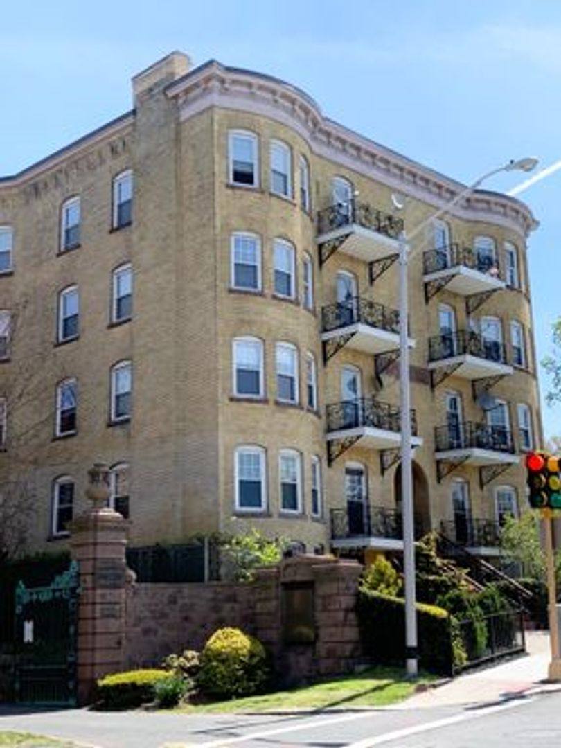 Apartment for rent at 175 Maple St, Springfield, MA 01105