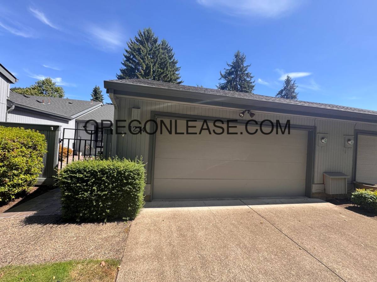 House for rent at 1234 Spyglass Dr, Eugene, OR 97402