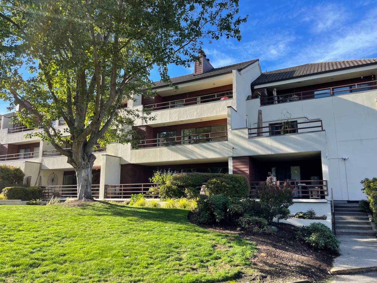 Condo for rent at 5150 S Landing Dr, Portland, OR 97239