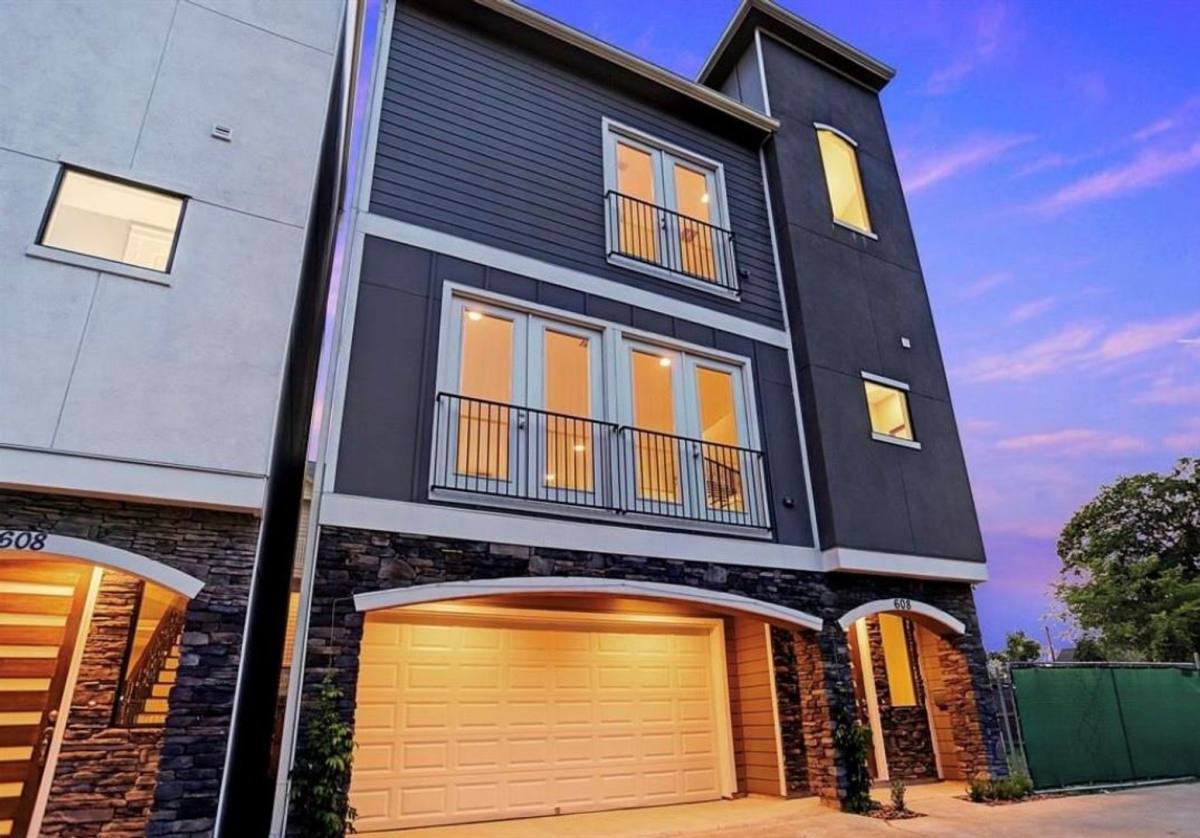 Townhouse for rent at 608 W 28th St, Houston, TX 77008