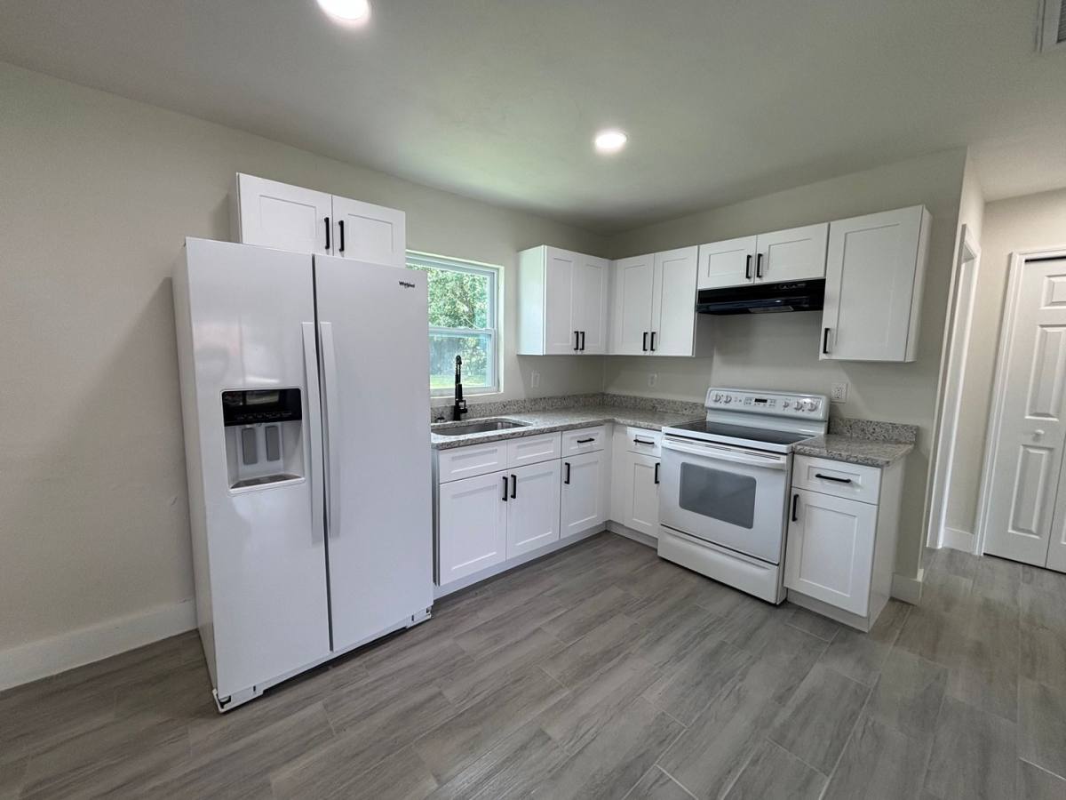 Apartment for rent at 579 581 Wood Ave, Fort Myers, FL 33913