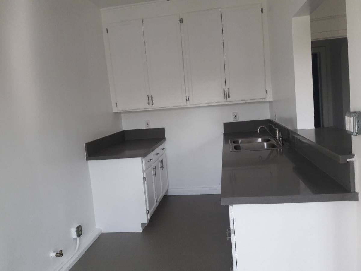 Apartment for rent at 304 S Manhattan Place, Los Angeles, CA 90020