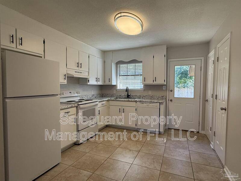 Apartment for rent at 4183 Ravenwood Dr, Milton, FL 32571