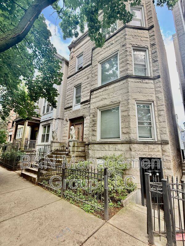 Apartment for rent at 826 W Buckingham Place - 1F #1F, Chicago, IL 60657