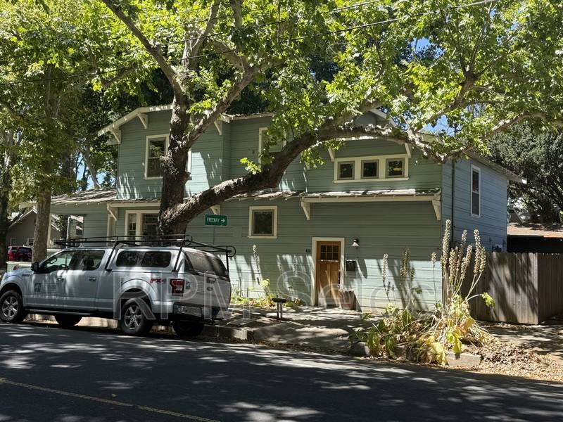 Townhouse for rent at 428 Alhambra Blvd, Sacramento, CA 95816