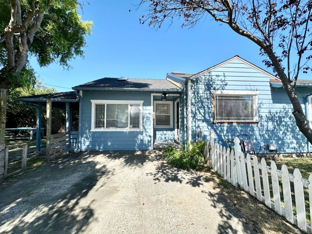 House for rent at 1465 R St, Arcata, CA 95521