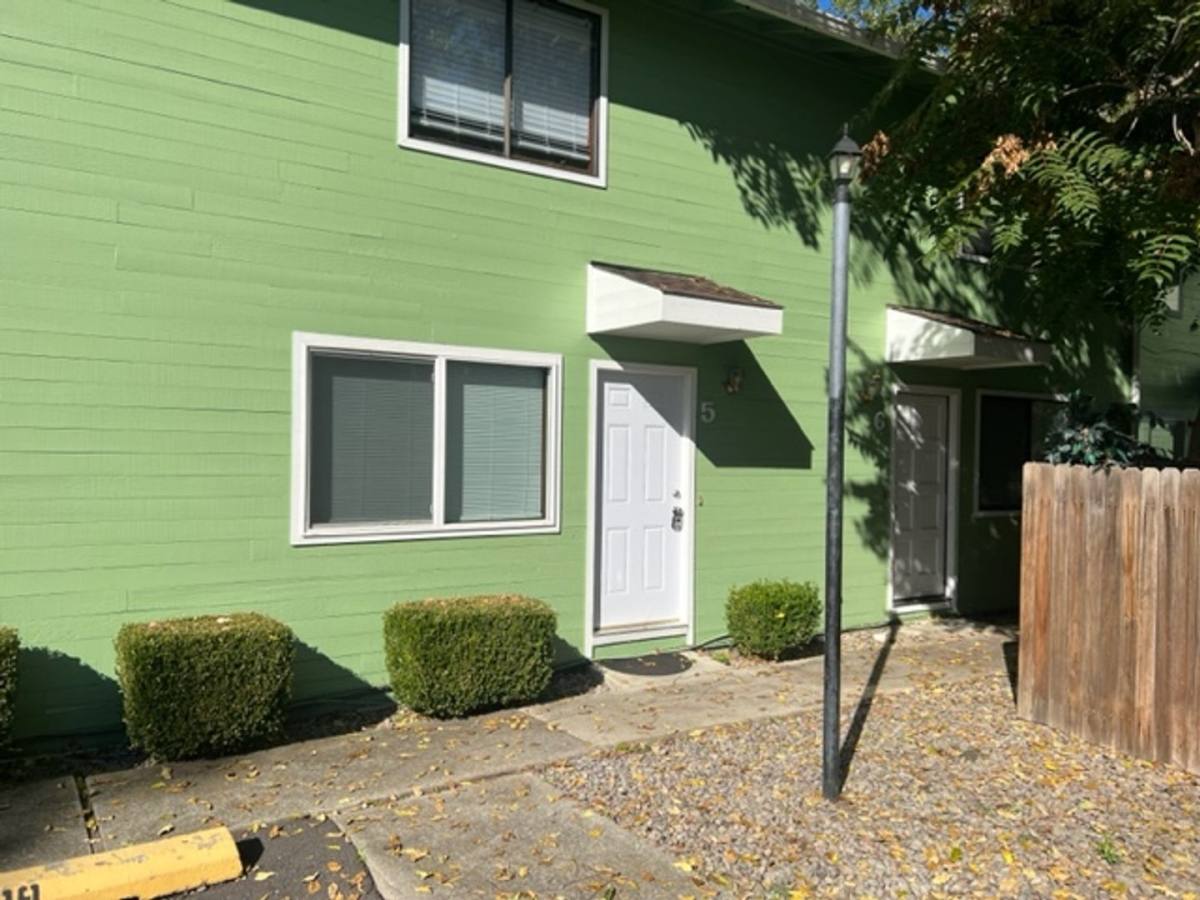 Townhouse for rent at 600 W First St #5, Phoenix, OR 97535
