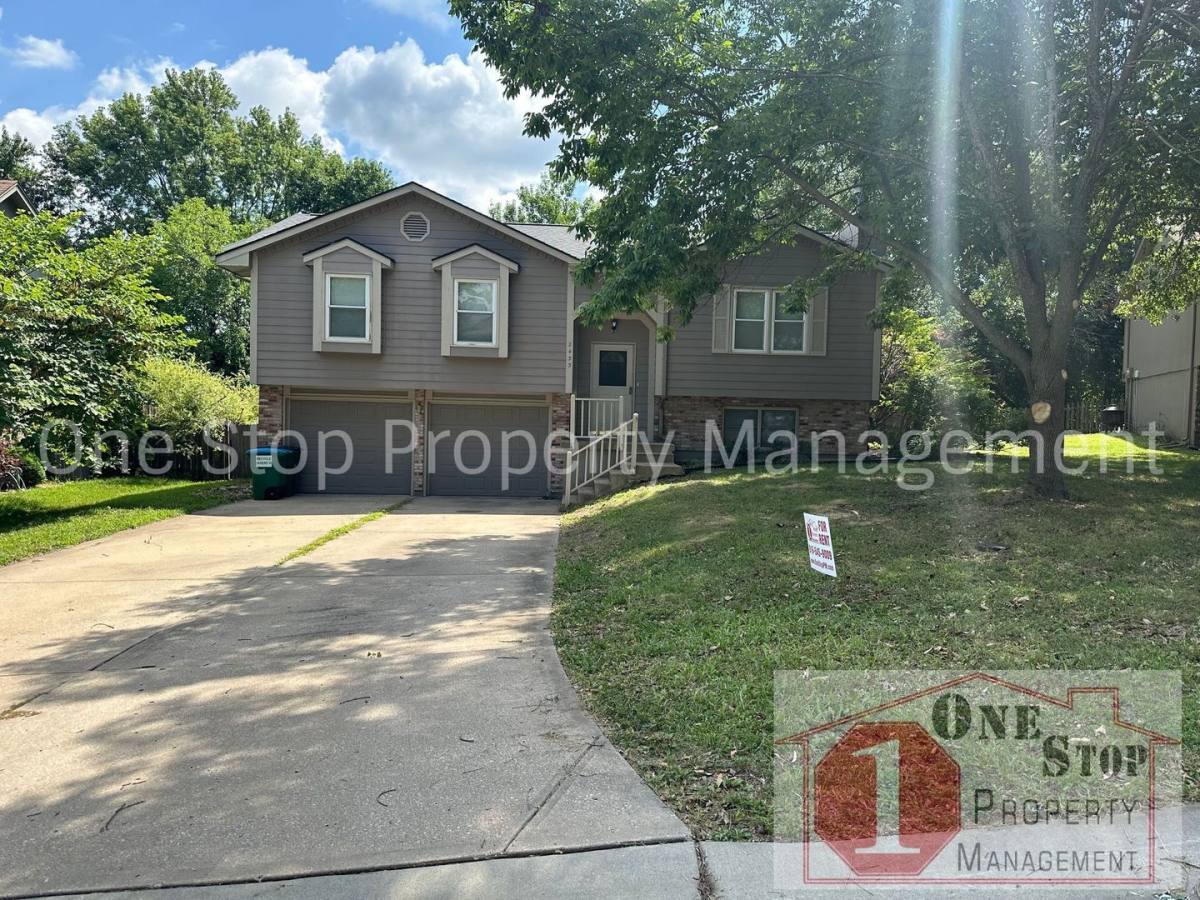 House for rent at 2433 NE Bridgeport, Lees Summit, MO 64086