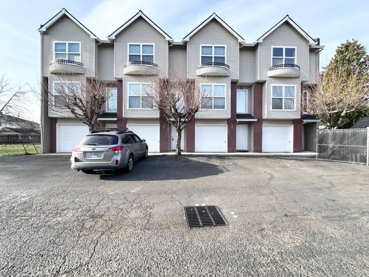 Townhouse for rent at 703 NE Roberts Ave, Gresham, OR 97030