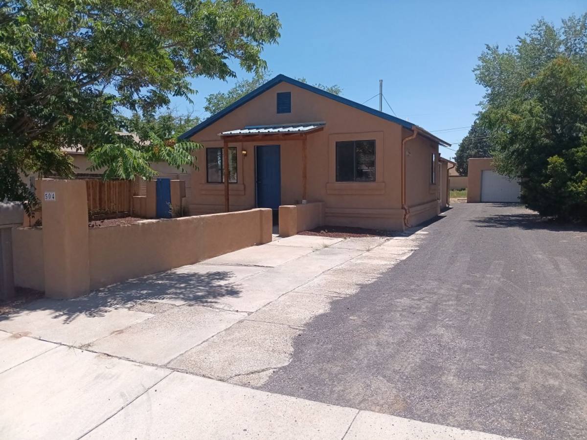 House for rent at 504 San Clemente Ave NW, Albuquerque, NM 87107