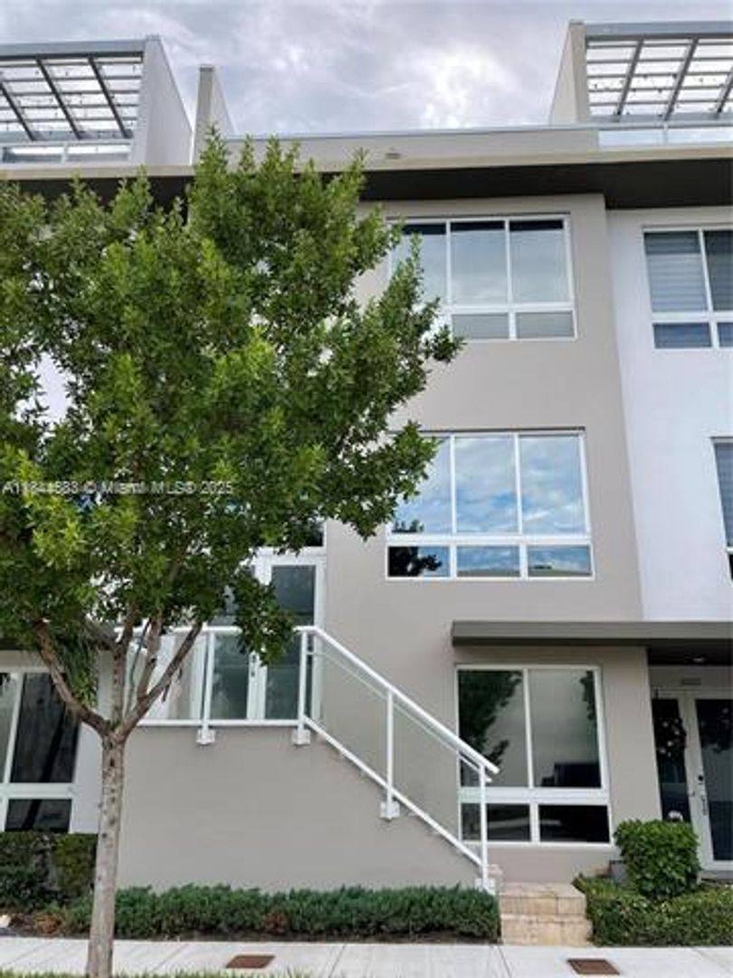 House for rent at 6650 NW 104th Path, Miami, FL 33178