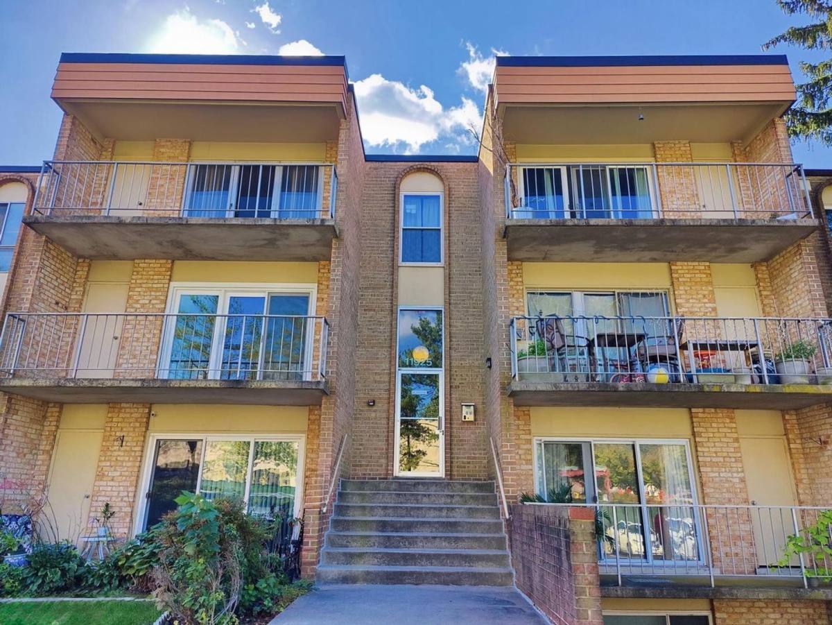 Condo for rent at 11925 Parklawn Dr, Rockville, MD 20850