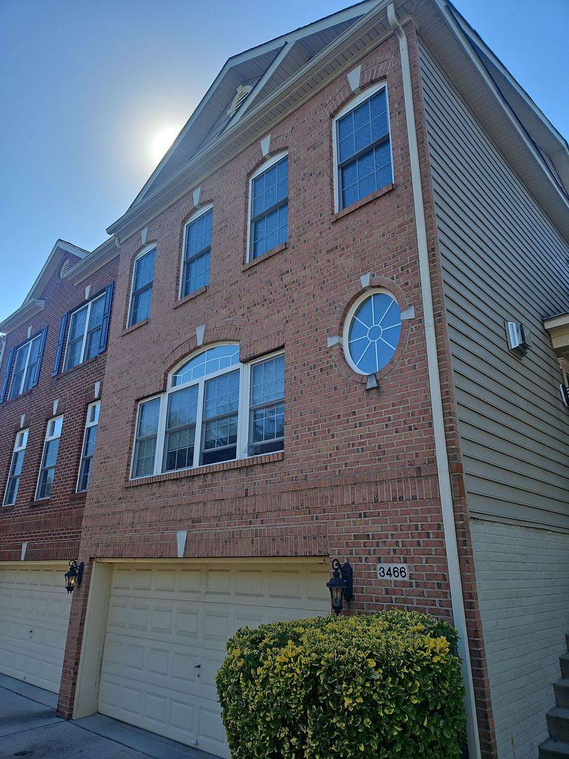 Townhouse for rent at 3466 25th Court S, Arlington, VA 22206