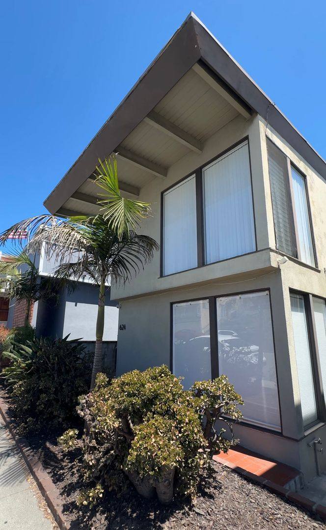 House for rent at 624 Manhattan Beach Blvd, Manhattan Beach, CA 90266
