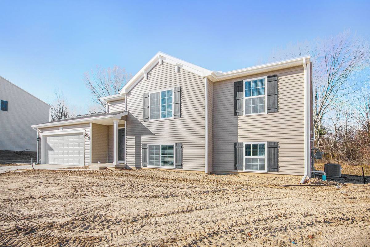 House for rent at 13700 Deer Creek Dr, South Haven, MI 49090