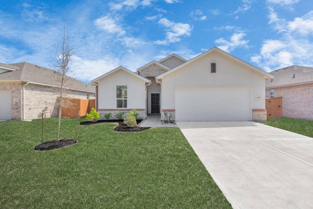 House for rent at 10609 Wildflower View Dr, Rosharon, TX 77583