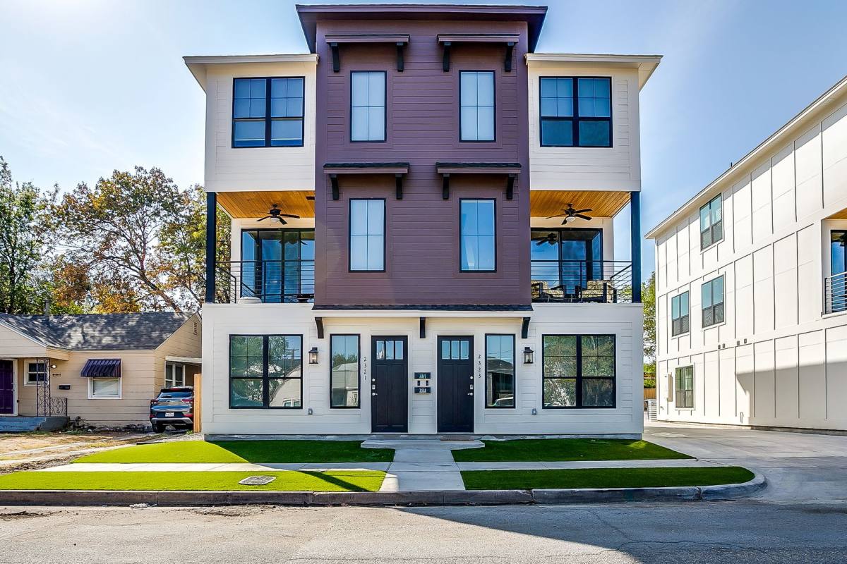 Apartment for rent at 2323 Benbrook Blvd, Fort Worth, TX 76110