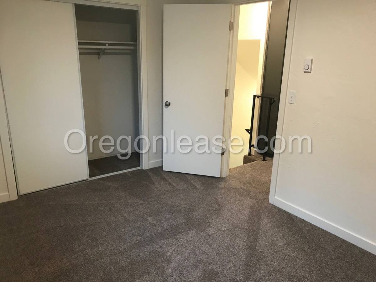 Townhouse for rent at 97 D St, Springfield, OR 97477