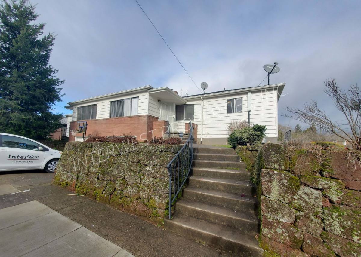 Apartment for rent at 7827 - 7837 NE Siskiyou St, Portland, OR 97213