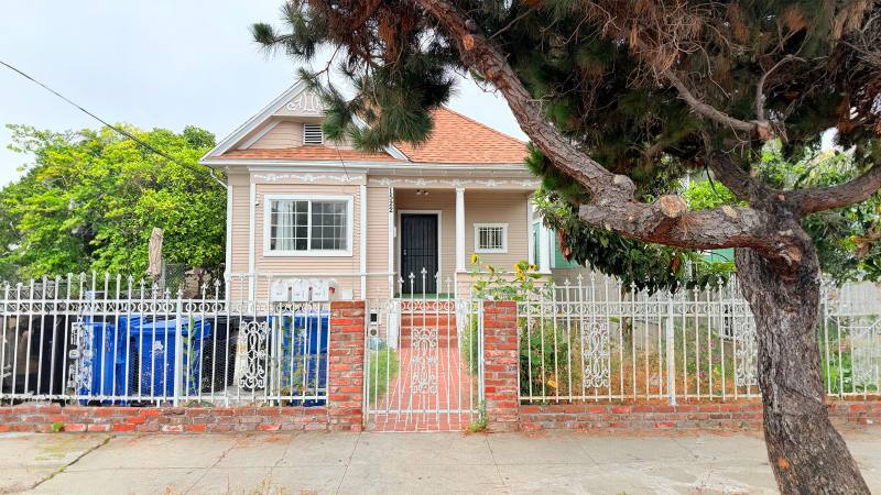 Apartment for rent at 1522 W 29th St #12, Los Angeles, CA 90007
