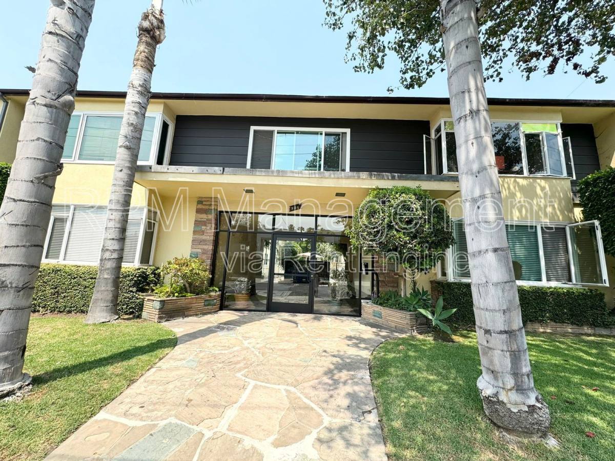 Apartment for rent at 905 N Sweetzer Ave #3, Los Angeles, CA 90046