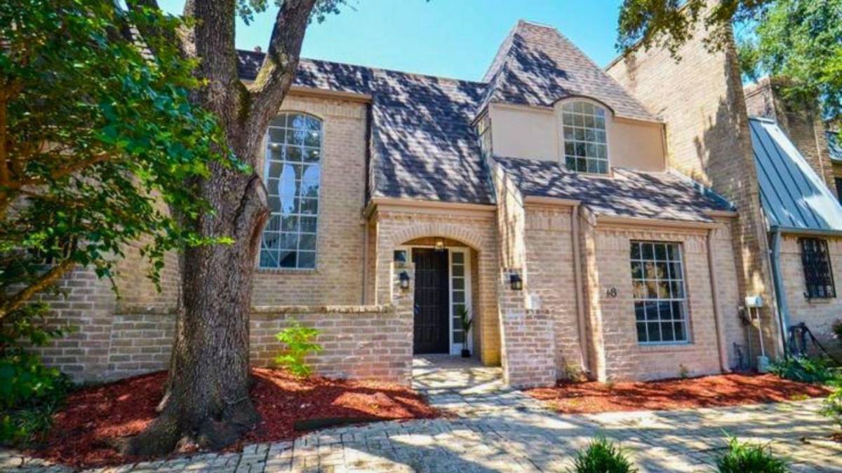 Townhouse for rent at 48 Bayou Pointe Dr, Houston, TX 77063
