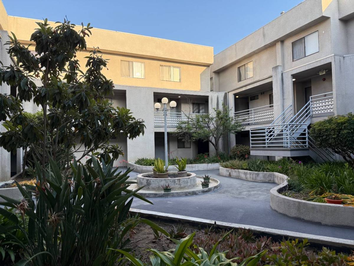 Apartment for rent at 550 W Stocker St, Glendale, CA 91202