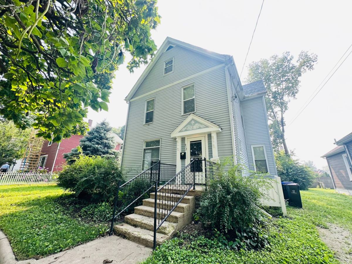 Apartment for rent at 912 N Madison, Bloomington, IL 61701