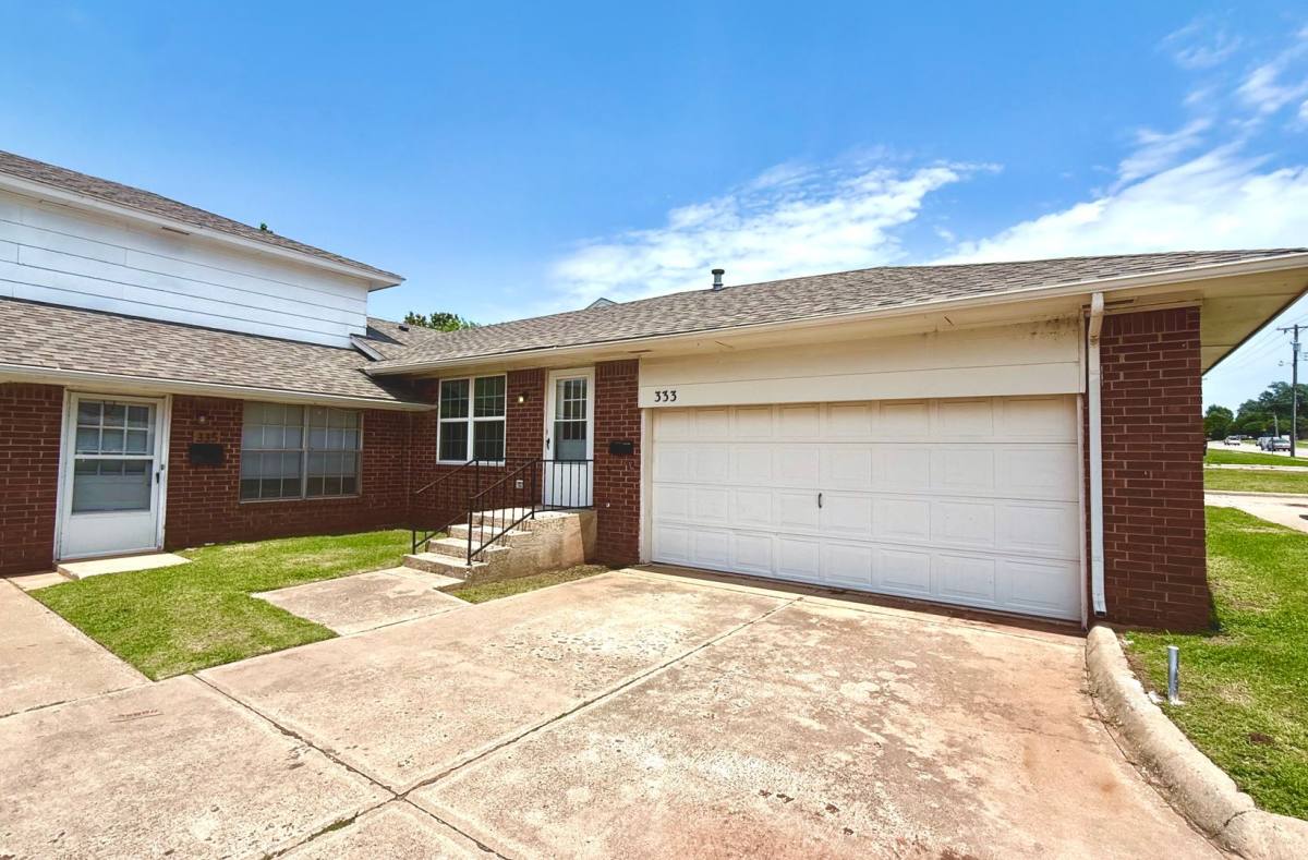 Townhouse for rent at 333 W Vandament Ave, Yukon, OK 73099