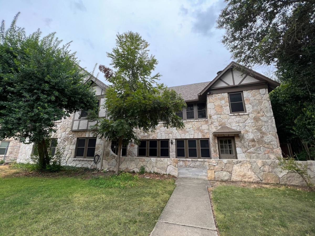 Apartment for rent at 218 E Rosewood Ave, San Antonio, TX 78212