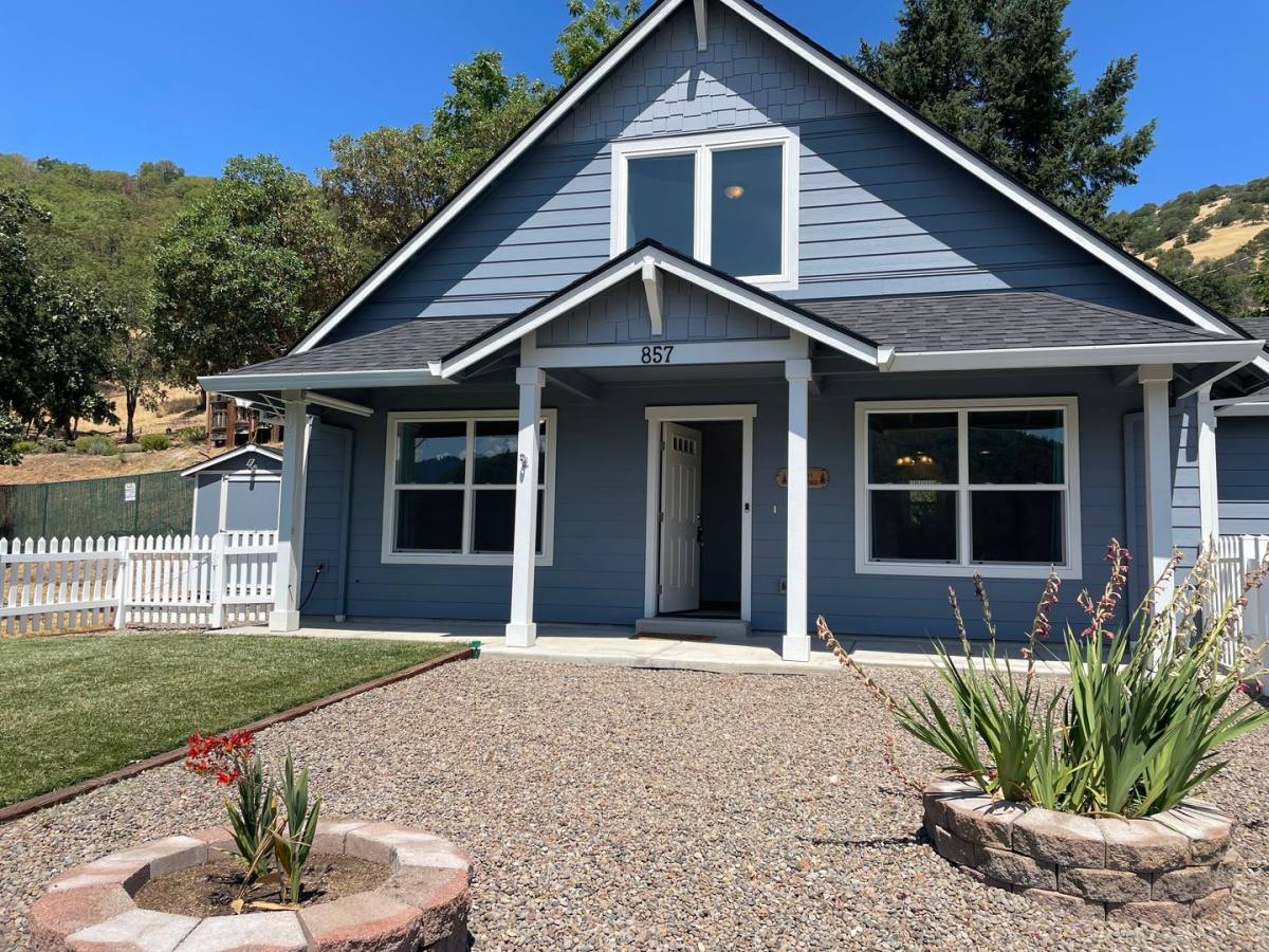 House for rent at 857 Jacoby St, Gold Hill, OR 97525