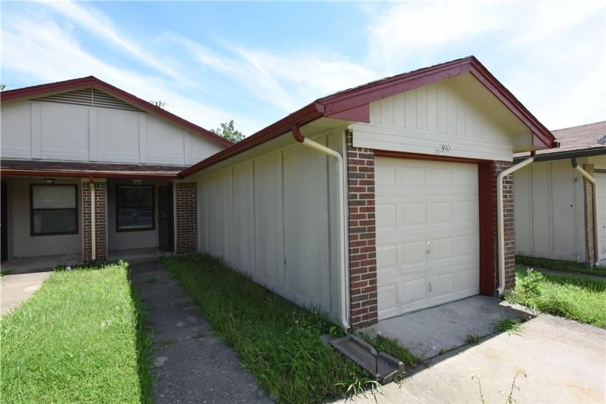 Townhouse for rent at 8912 - 8910 Greenmound Ave, Dallas, TX 75227