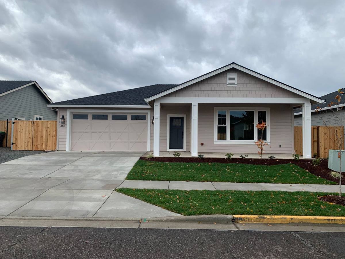 House for rent at 363 Cheney Loop, Central Point, OR 97502