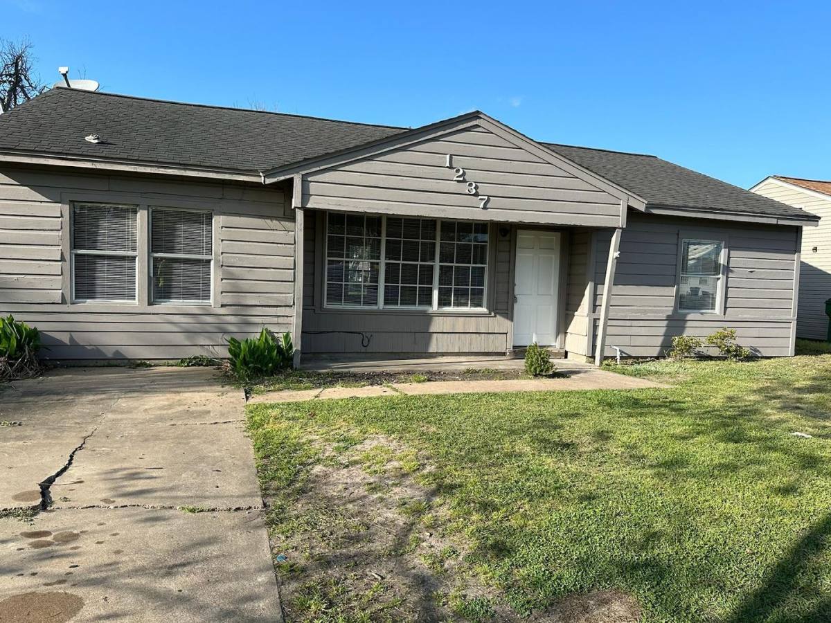 House for rent at 1237 San Felipe St, Angleton, TX 77515