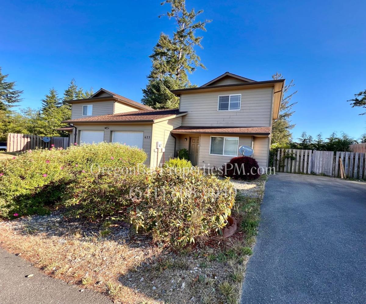 Apartment for rent at 623-625 Clay St, Coos Bay, OR 97420
