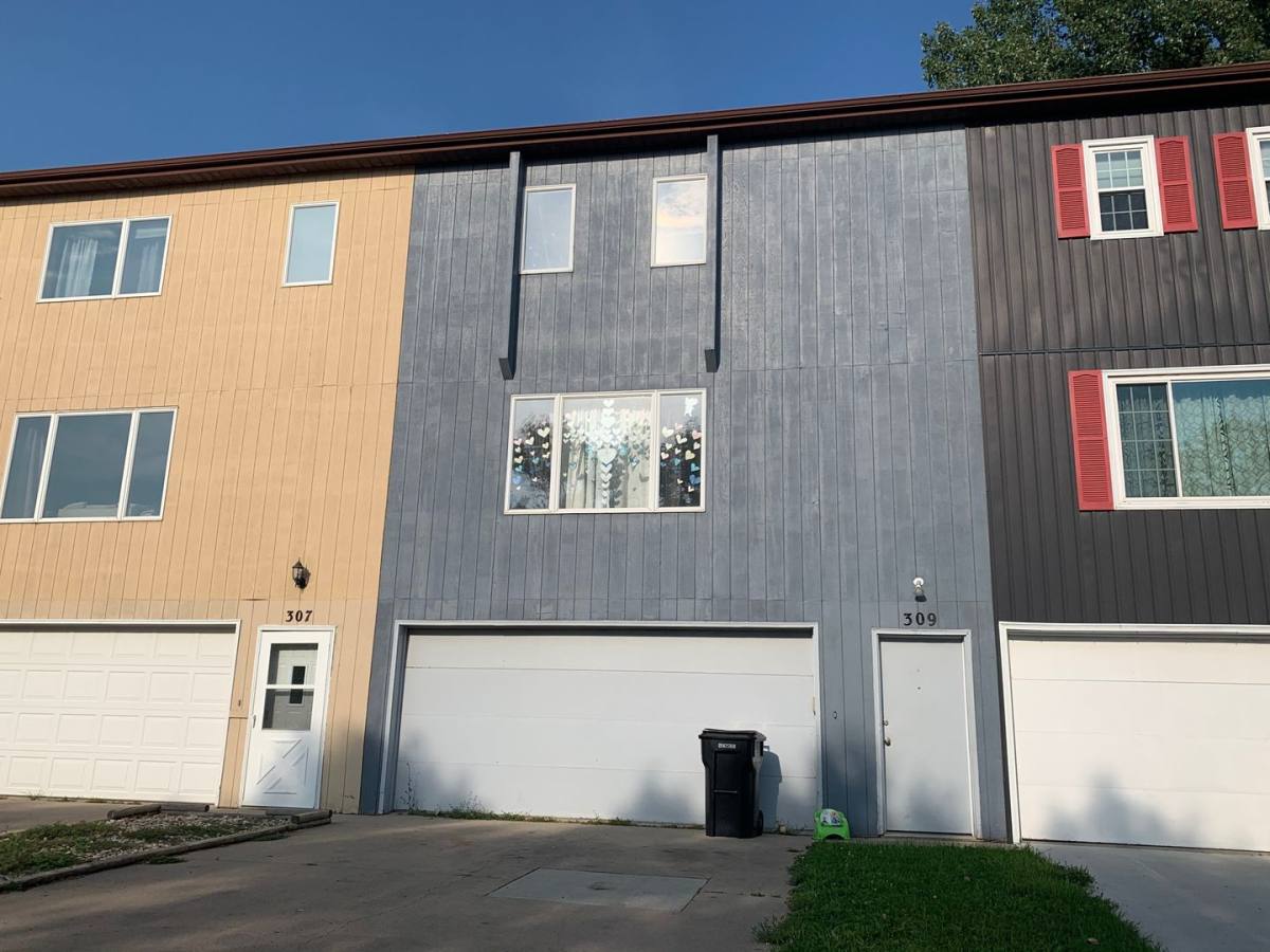 Townhouse for rent at 309 6th St NW, West Fargo, ND 58078