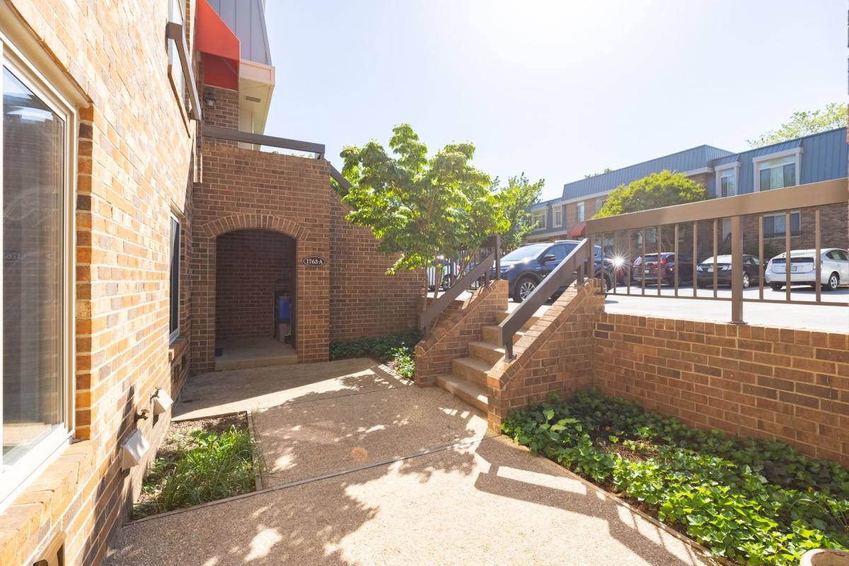 Townhouse for rent at 1765-A S Hayes St, Arlington, VA 22202