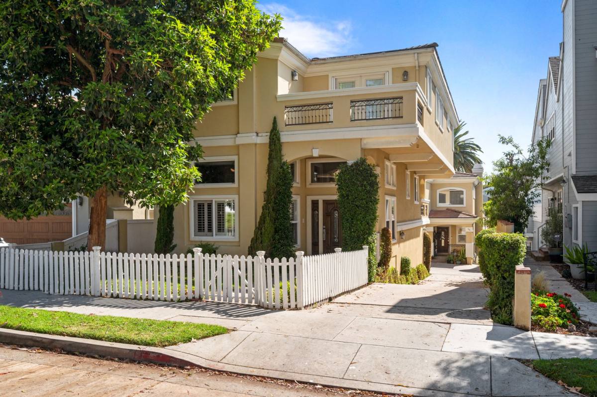 Townhouse for rent at 505 El Redondo Ave, Redondo Beach, CA 90277