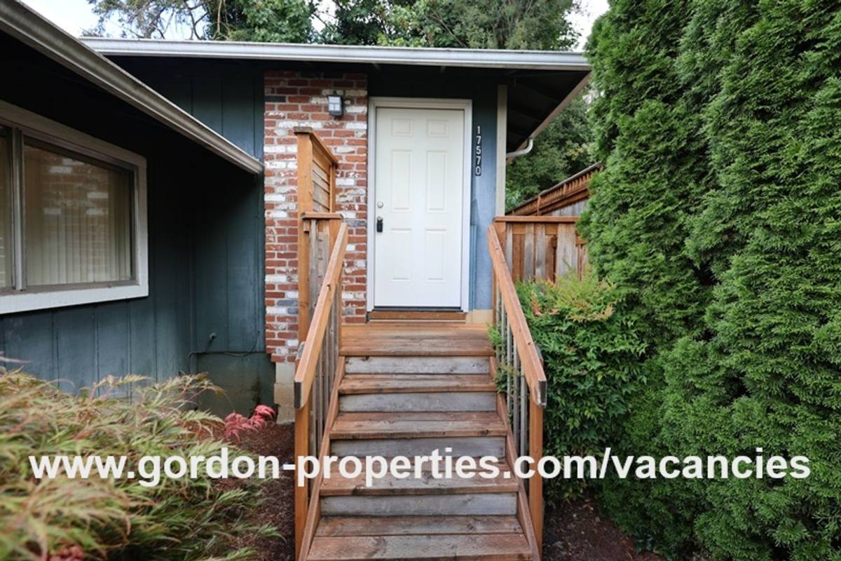 Townhouse for rent at 17570 Webster Rd, Gladstone, OR 97027